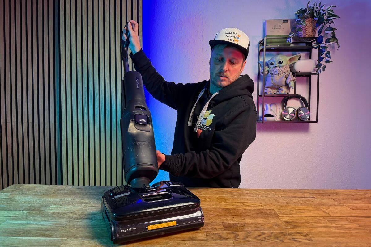 Roborock F25 Ultra steht in der Station und reinigt seine Walze mit Dampf